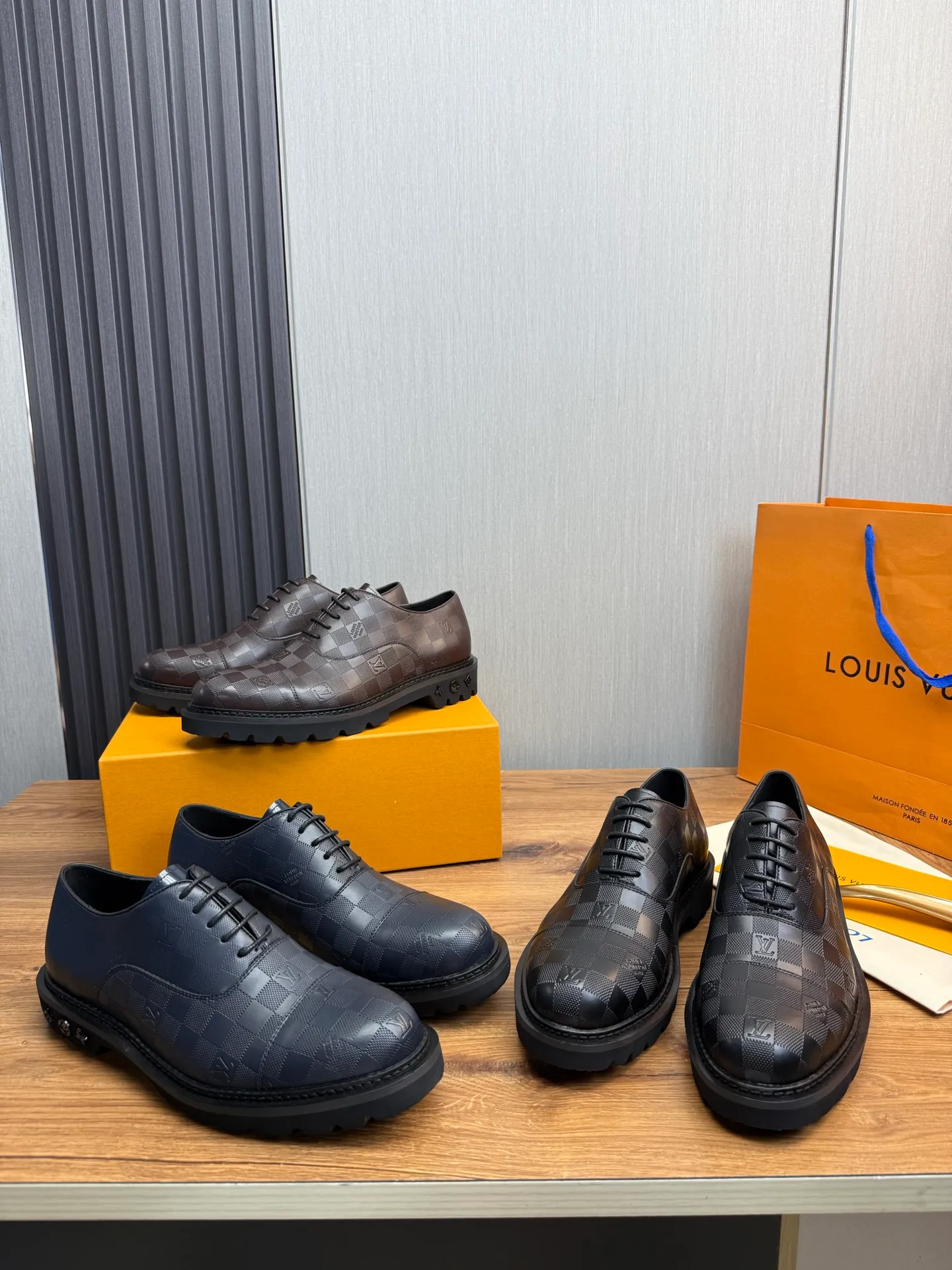 Men's shoes 💰900💰 LV. Men's casual lace-up leather shoes, the latest hot style 🔥 1:1 original purchase quality, top quality goods ⬆️The upper is imported open-edge beaded cowhide, cowhide, and cow suede. The hand-made three-dimensional stitching highlights the round toe design. The inner foot pads are all imported cowhide, with the original wear-resistant foam outsole, matching code 39-44, (38, 45 custom-made, non-refundable)